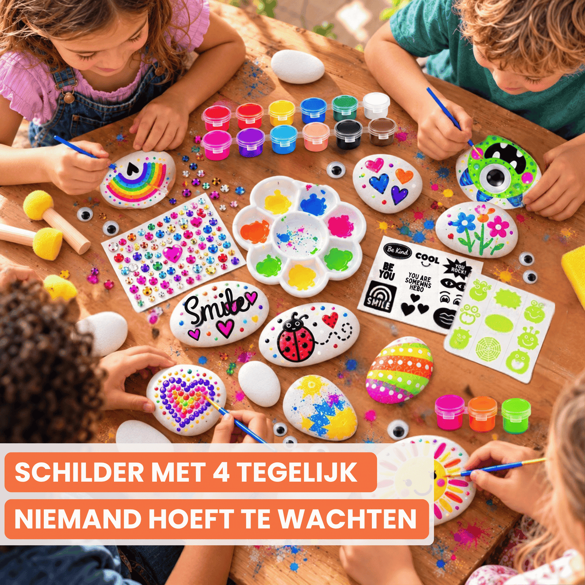 Vier kinderen schilderen samen stenen aan tafel met het Napi knutselpakket stenen schilderen